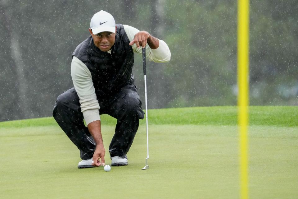 Tiger Woods alinea su putt en el green 18 durante la segunda ronda de The Masters en abril.