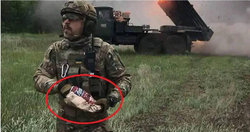烏克蘭軍人邊吃洋芋片邊觀看自己發射的多管火箭砲狀況。（圖／翻攝自Illia Ponomaren推特）