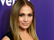 25.000 Dollar kommen von Latina-Superstar und Po-Ikone Jennifer Lopez. Sie spendete ebenfalls an das Rote Kreuz, um die Hilfsmaßnahmen im Krisengebiet von Hurricane Harvey zu unterstützen. (Bild-Copyright: Chris Pizzello/Invision/AP)