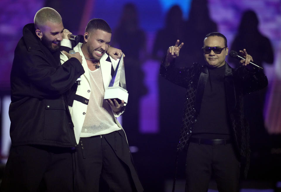 Manuel Turizo, de izquierda a derecha, Prince Royce y Zacarias Ferreira durante su presentación en los Latin American Music Awards el jueves 20 de abril de 2023 en la arena MGM Grand Garden en Las Vegas. (Foto AP/John Locher)