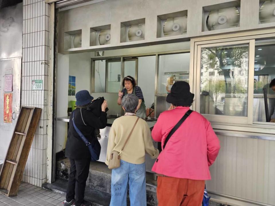 「韓流水煎包」風潮，民眾嗨喊，韓院長吃什麼我們就吃。(游定剛拍攝)