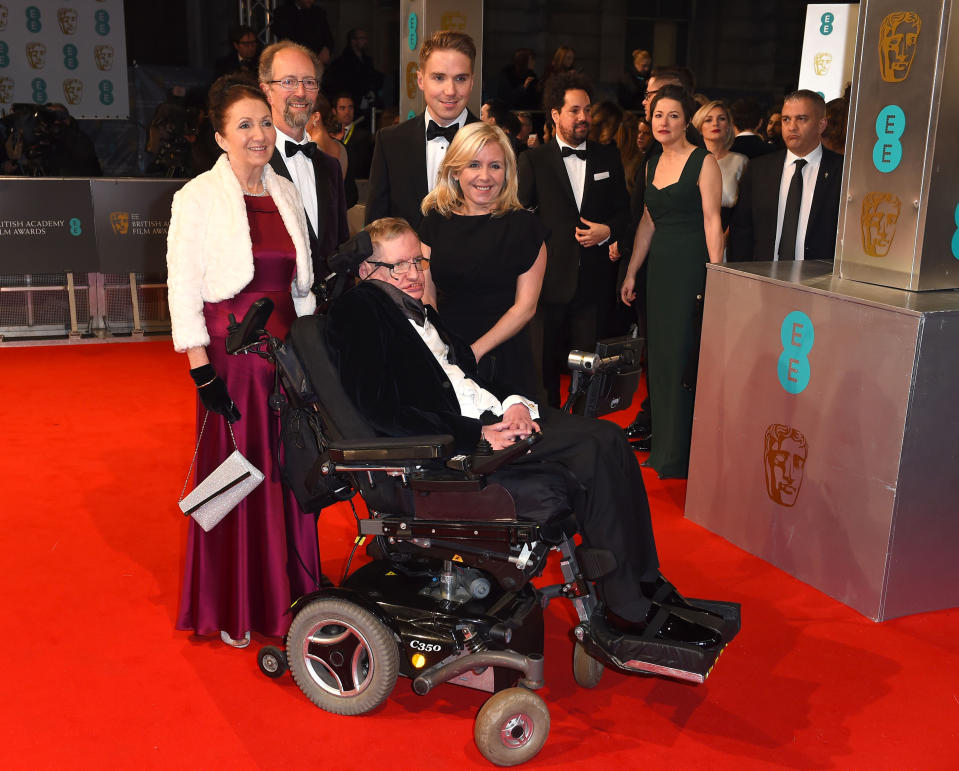 <p>Hawking war 30 Jahre lang mit seiner Jugendliebe Jane Wilde verheiratet, mit der er zwei Söhne und eine Tochter hatte. Die Ehe scheiterte jedoch. Nach der Trennung bezeichnete sie ihn als einen „Haustyrannen“. Stephen Hawking, hier mit seiner Ex-Frau Jane Wilde und seiner Tochter Lucy Hawking (r.) bei den BAFTAS 2015 in London. (Bild: Jonathan Short/Invision/AP) </p>