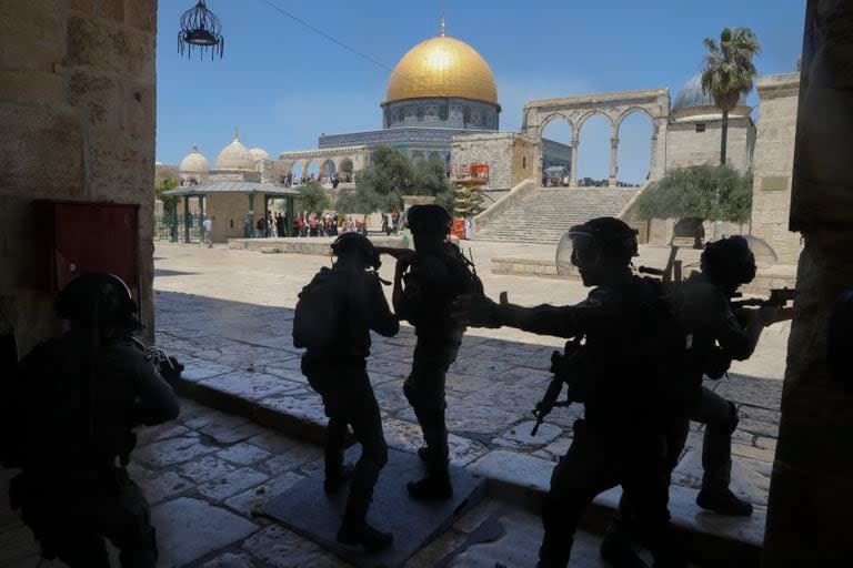 En esta imagen de archivo, tomada el 18 de junio de 2021, fuerzas de seguridad israelíes toman posiciones durante enfrentamientos con palestinos en el complejo de la mezquita de Al-Aqsa, en la Ciudad Vieja de Jerusalén