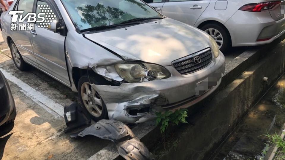 謝男的車頭也嚴重損毀。（圖／TVBS）