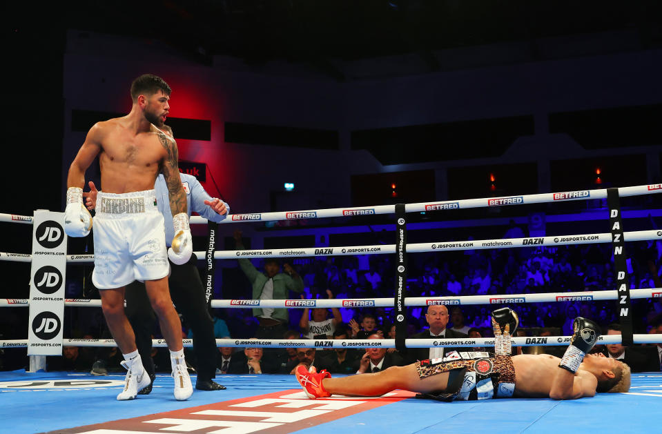 CARDIFF, GALES - 04 DE JUNIO: Joe Cordina noquea a Kenichi Ogawa durante la pelea por el título mundial de peso súper pluma de la FIB entre Kenichi Ogawa y Joe Cordina en Motorpoint Arena Cardiff el 04 de junio de 2022 en Cardiff, Gales. (Foto de Huw Fairclough/Getty Images)