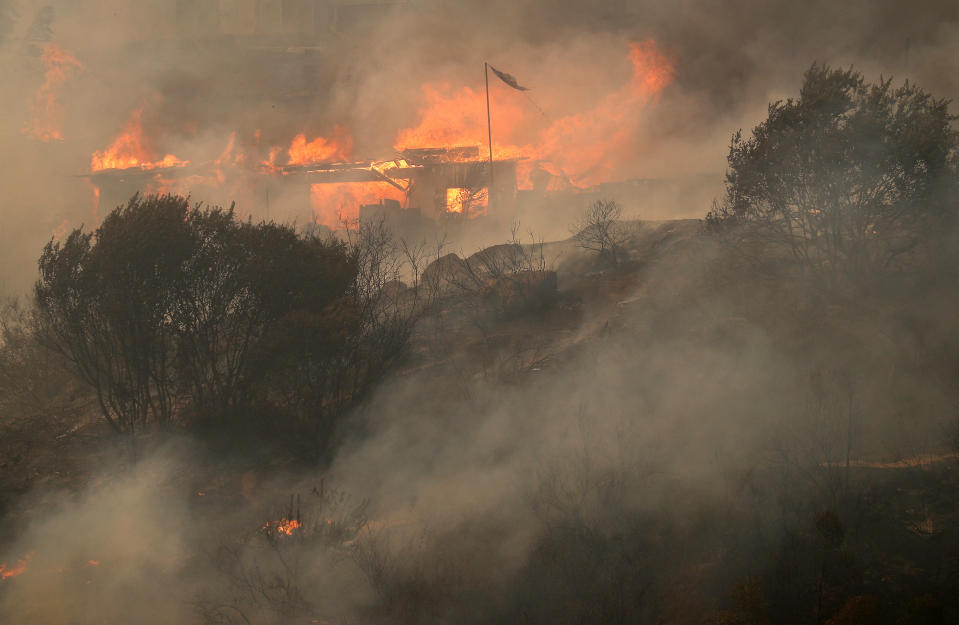 智利有關當局3日表示，中部地區的森林大火已奪走至少51條人命，且死傷數據可能會進一步攀升。當地居民說，他上一秒還在家中收聽野火的消息，下一秒火勢已燒進他的社區。（路透社）