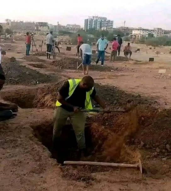 PHOTO: Volunteers dig graves in Sudan, amid a bloody conflict that's killed hundreds, in a photo taken by Dr. Noah Madni near Khartoum on April 25, 2023. (Dr. Noah Madni)