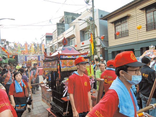 嘉義縣布袋鎮新塭嘉應廟首次辦理「南巡北狩」奠安綏境會香，主祀之游天王、九龍三公、尹府千歲於昨日清晨6時許起駕。（張毓翎攝）