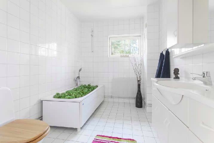 Zur Abwechslung ein schönes Bild: In diesem Badezimmer möchte sicher so mancher ein lauschiges Stündchen verbringen. Wäre da nicht die Badewanne voller Äpfel.