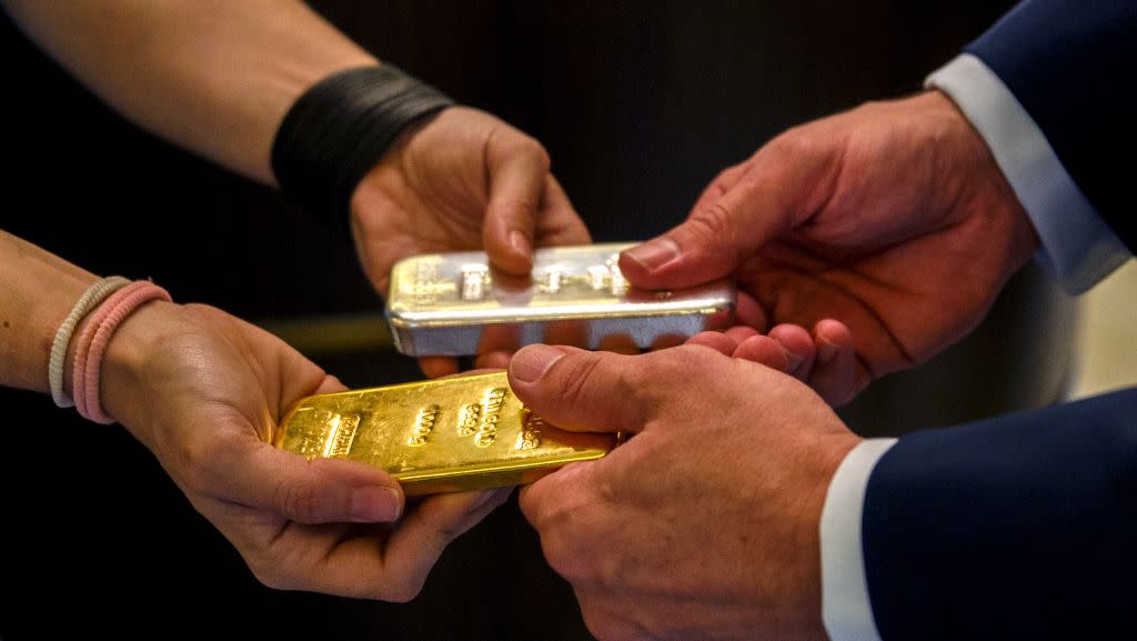Gold bars passing hands at the Rothschild Collection