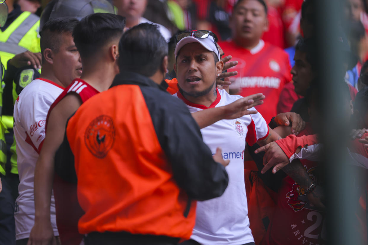 Toluca ganó, pero su barra tuvo una pelea... entre ellos mismos. (Agustín Cuevas/Getty Images)