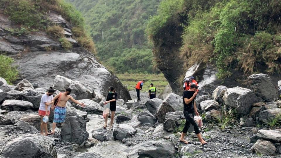 民眾無視三級仍到來義鄉戲水。（圖／翻攝自來義鄉公所臉書）