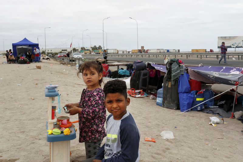 Foto de archivo. Migrantes indocumentados atrapados en la frontera chilena y peruana, en Arica