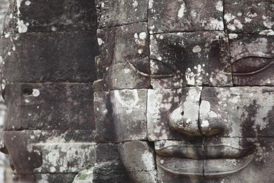 巴戎寺佛頭即是著名的微笑高棉。