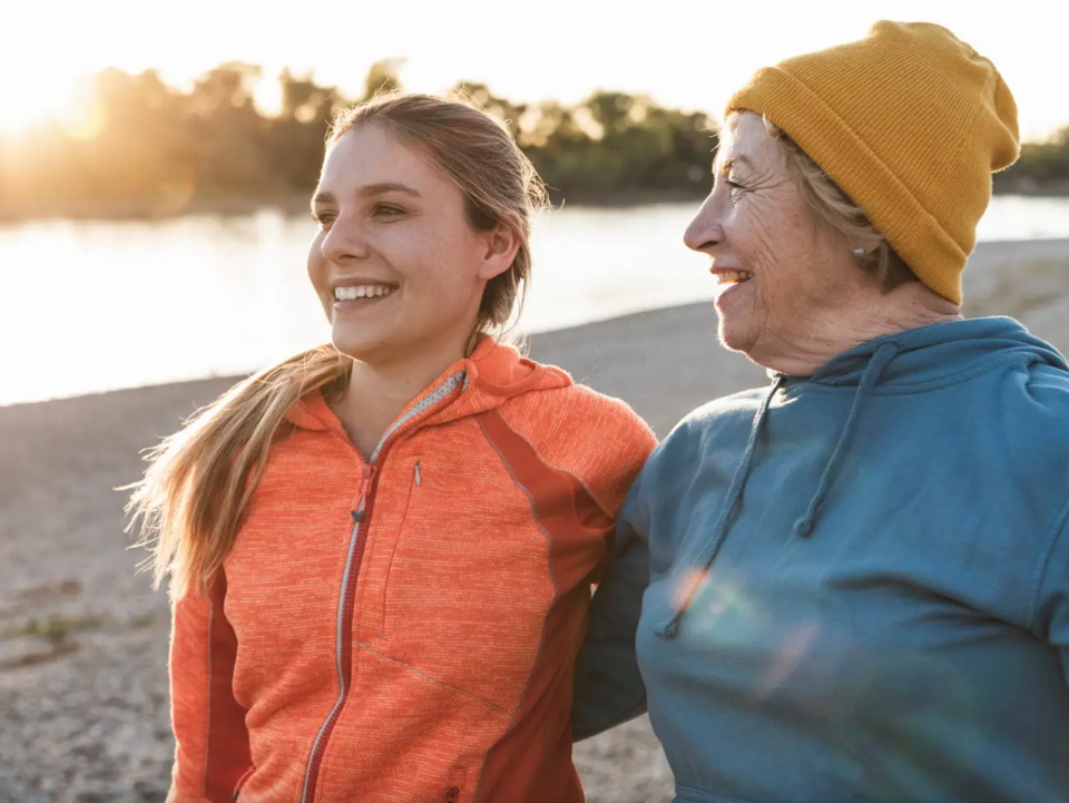 Gesunde Lebensgewohnheiten wie regelmäßiger Sport und starke soziale Beziehungen können dazu beitragen, länger zu leben. - Copyright: Westend61/Getty Images