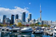 En Canadá, los ricos extranjeros pueden comprar la nacionalidad a través de diversos programas y, además, el impuesto sobre la renta es bastante bajo. En 2018, fueron 4.000 las personas con grandes fortunas que se instalaron en el país norteamericano, un 1% más que en 2017. (Foto: Pixabay / <a href="http://pixabay.com/es/photos/toronto-canadá-torre-cn-rascacielos-1426205/" rel="nofollow noopener" target="_blank" data-ylk="slk:ElasticComputeFarm;elm:context_link;itc:0;sec:content-canvas" class="link ">ElasticComputeFarm</a>).