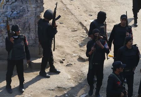 Security forces take up positions after closing roads, during an Islamist protest in El-Talbyia, near Giza, south of Cairo, November 28, 2014. REUTERS/Amr Abdallah Dalsh