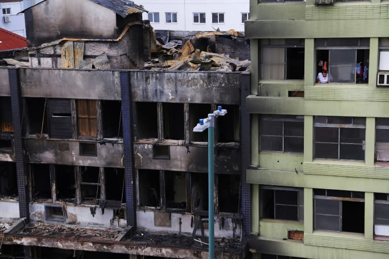 Vue d'un foyer pour sans-abri qui a pris feu, faisant au moins 10 morts, à Porto Alegre, au Brésil, le 26 avril 2024 (SILVIO AVILA)