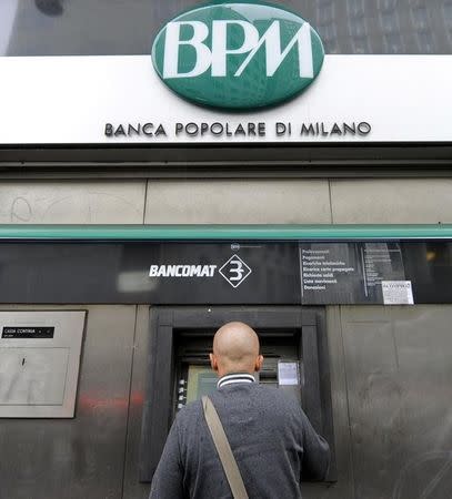 A customer uses a cash machine at the Banca Popolare di Milano in Milan October 25, 2010. REUTERS/Paolo Bona