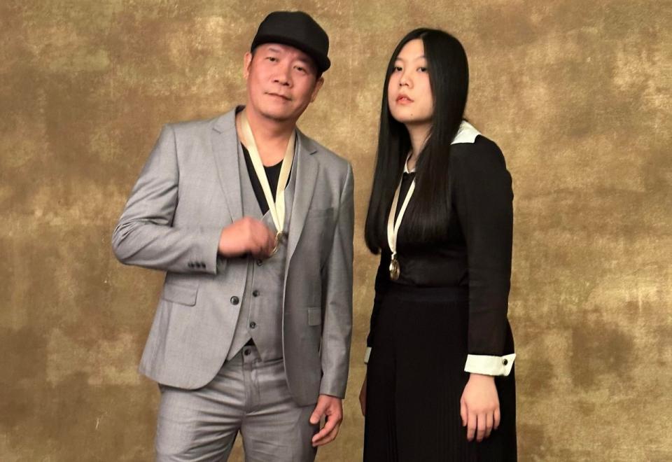 第65屆葛萊美6日舉行頒獎典禮，台灣設計師蕭青陽(左)與女兒蕭君恬(右)聯手以憑《Beginningless Beginning》專輯摘下「最佳唱片包裝設計獎」大獎。(蕭青陽提供)