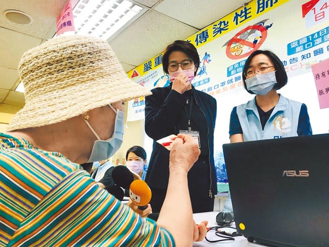 長輩配合柯市府政策，將三倍券拿來綁悠遊卡，但卻在消費時，發現悠遊卡被限制消費最高上限，抱怨超麻煩。（張穎齊攝）