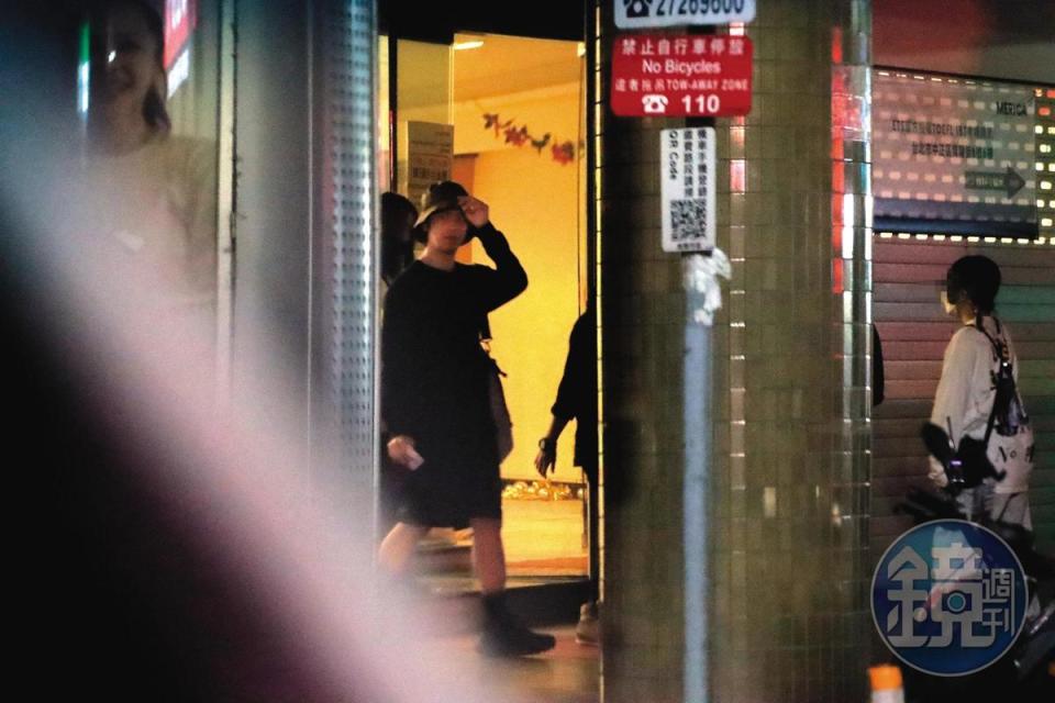 10月10日23：28，一行人在補習班拍到深夜，陳柏霖才走出位於台北市南陽街的片場。