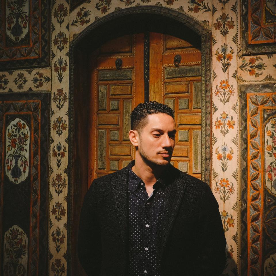 Omar Offendum in the Damascus Room at the LACMA in 2015