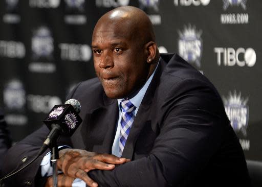 El exjugador de la NBA Shaquille O&#39;Neal comparece antes de un partido en casa de los Sacramento Kings contra los Denver Nuggets el 30 de octubre de 2013 (Getty/AFP | Thearon W. Henderson)