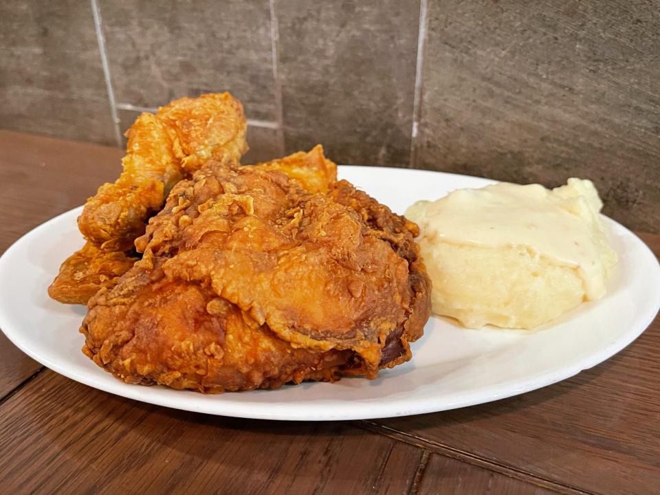 plate of fried chicken and mashed potatoes at knotts berry farms theme park