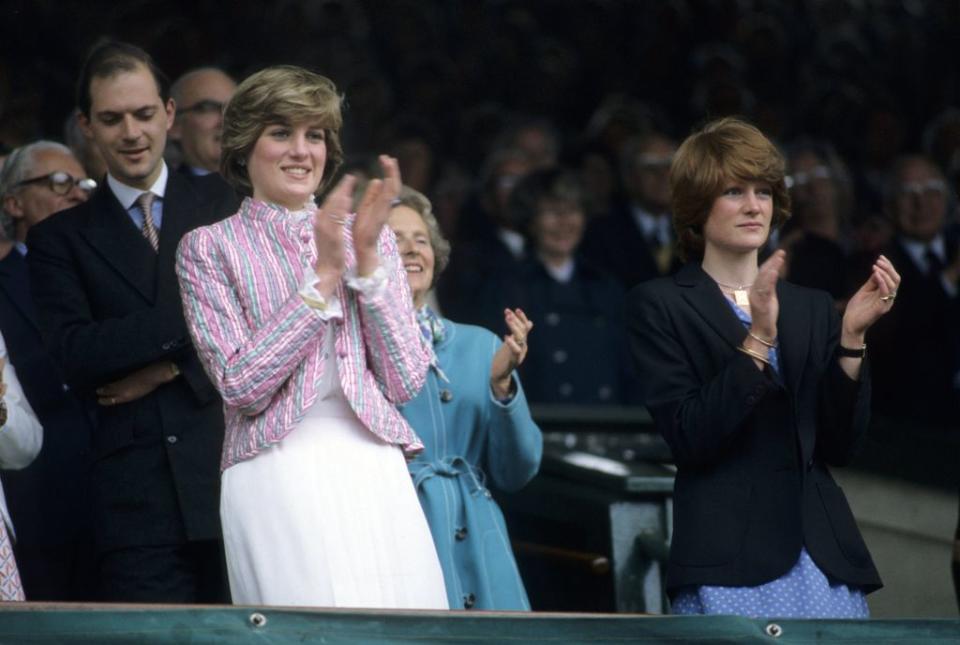 Diana de Gales con su hermana, Sarah Spencer, después Sarah Mccorquodale en Wimbledon en 1981