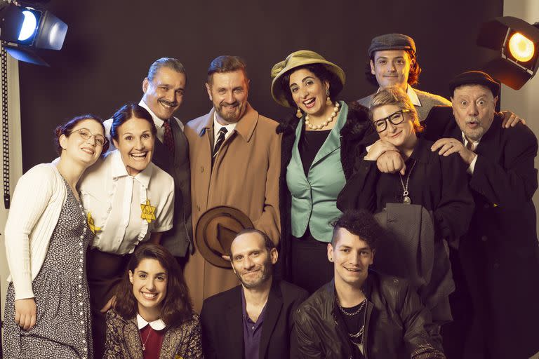 Camila Giúdice (Ana) y el director Gastón Brian Gliksztein, junto al elenco de La casa de atrás