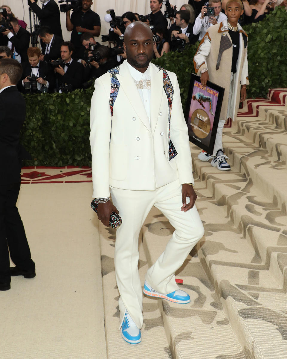 <p>Designer Virgil Abloh is hot conversation in the fashion industry RN and his Met Gala look just gave us yet another reason to talk about him. Dressed in a cream-hued Louis Vuitton suit and Nike x Off-White trainers, he proves nobody can wear his labels quite so well. <em>[Photo: Getty]</em><br></p>