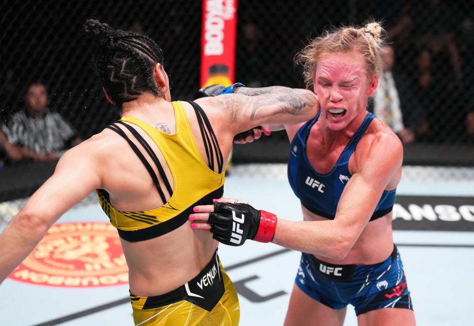 LAS VEGAS, NEVADA - 21 DE MAYO: (LR) Ketlen Vieira de Brasil conecta un codo giratorio contra Holly Holm en una pelea de peso gallo durante el evento UFC Fight Night en UFC APEX el 21 de mayo de 2022 en Las Vegas, Nevada.  (Foto por Chris Unger/Zuffa LLC)