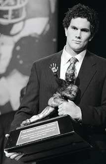 Southern Cal quarterback Matt Leinart accepts the Heisman Trophy as the nations\'s top college football player Saturday. AP photo