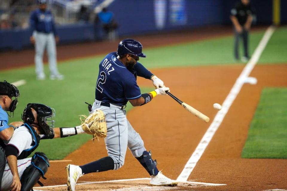 El tercera base de los Rays de Tampa Bay Yandy Díaz batea un hit en el priimer inning del partido ante los Marlins, celebrado el 31 de agosto de 2022 en Miami. David Santiago/dsantiago@miamiherald.com