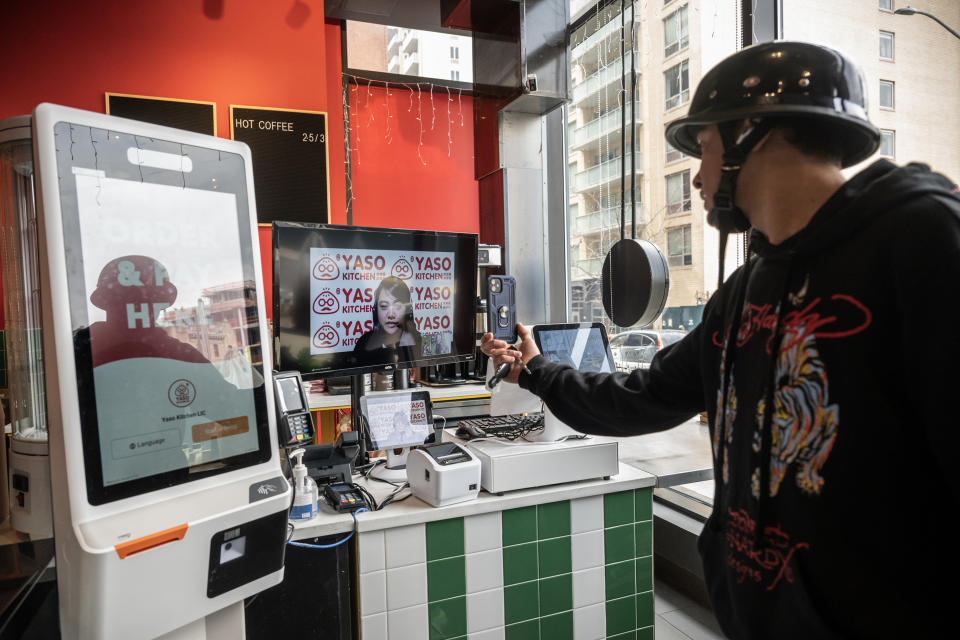 Un establecimiento de SanSan Ramen, cadena que ha incorporado recepcionistas y cajeros remotos en algunos de sus restaurantes, en Nueva York, el 4 de abril de 2024. (Victor J. Blue/The New York Times)