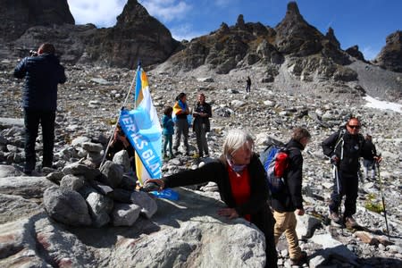 Environment NGOs, Alps protection associations commemorate dying glacier at on-site mourning ceremony