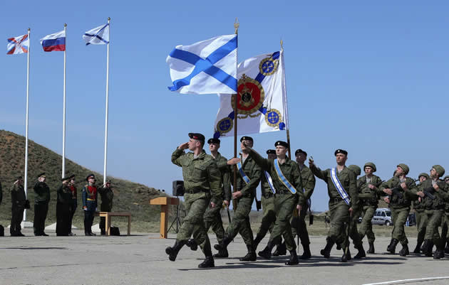 Ukrainian sailors leave the Konstantin Olshansky navy ship in the bay of Donuzlav, Crimea, Monday, March 24, 2014. (AP photo)