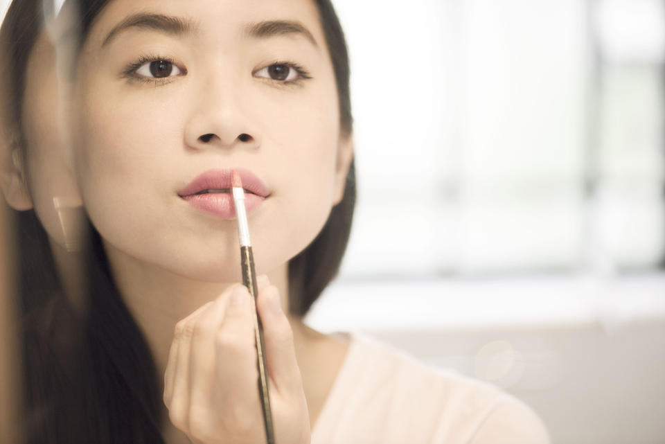 <p>Ein schöner Kussmund lässt sich mit einem feinen Lippenpinsel zaubern. Ein Lippenstift oder Gloss wird damit besonders präzise aufgetragen und ausgemalt, den Lippenlinien werden außerdem feine Konturen verliehen. (Bild: Getty Images) </p>