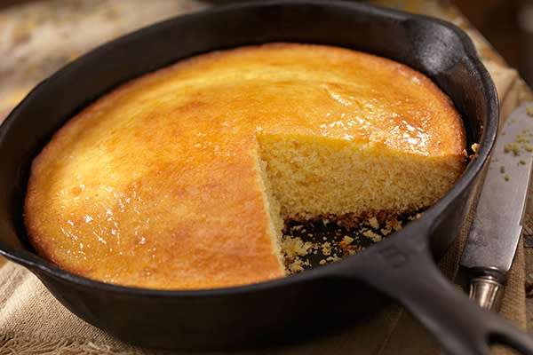 El pan de maíz para la cena de Thanksgiving suele hacerse en una sartén de hierro. Foto: LauriPatterson / Getty Images.