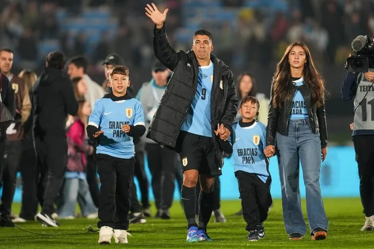 Luis Suárez, de la selección de Uruguay, agradece al público, acompañado por sus hijos, tras el partido que marcó su retiro de partidos internacionales, el viernes 6 de septiembre de 2024, ante Paraguay, en las eliminatorias mundialistas 