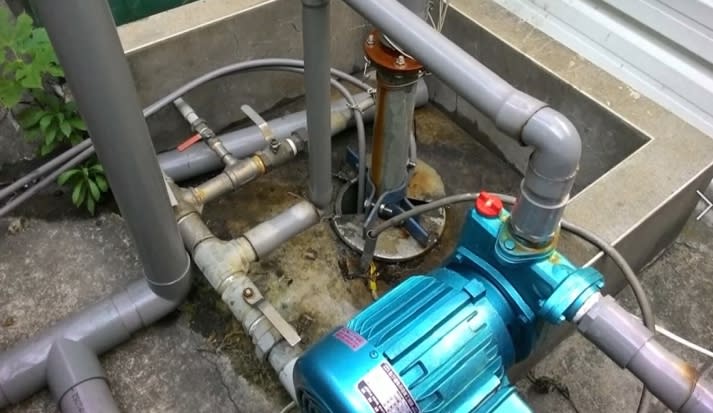 台中市神岡區的工廠內遭居民投訴違法抽取地下水。（圖／東森新聞）