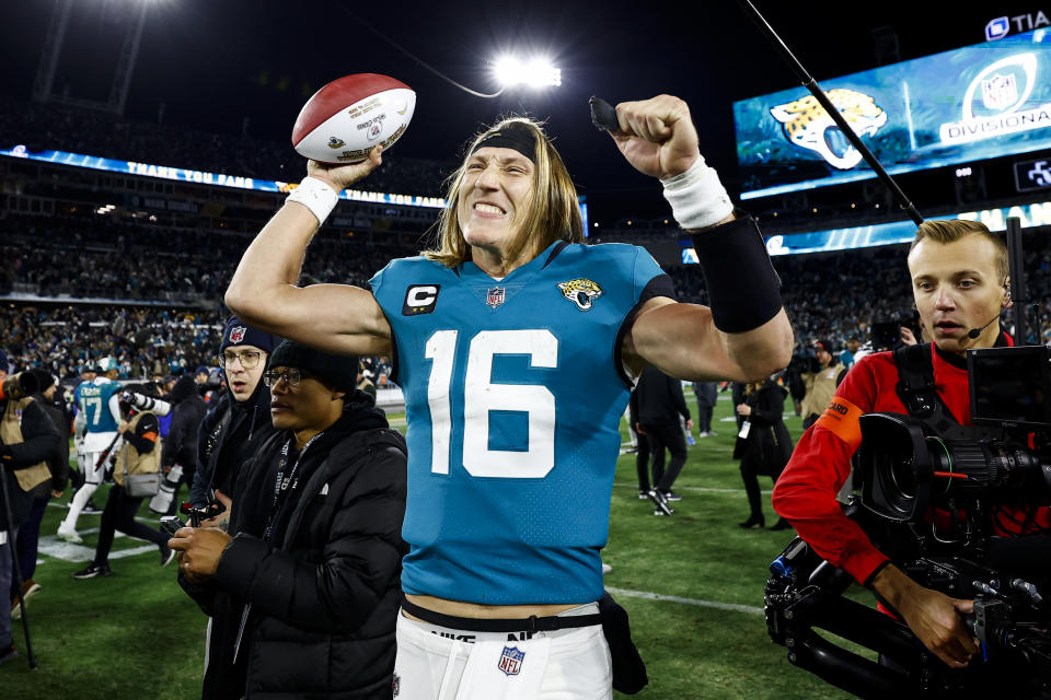 Trevor Lawrence se alegrou com uma vitória milagrosa na noite de sábado.  (Kevin Sabitos/Getty Images)