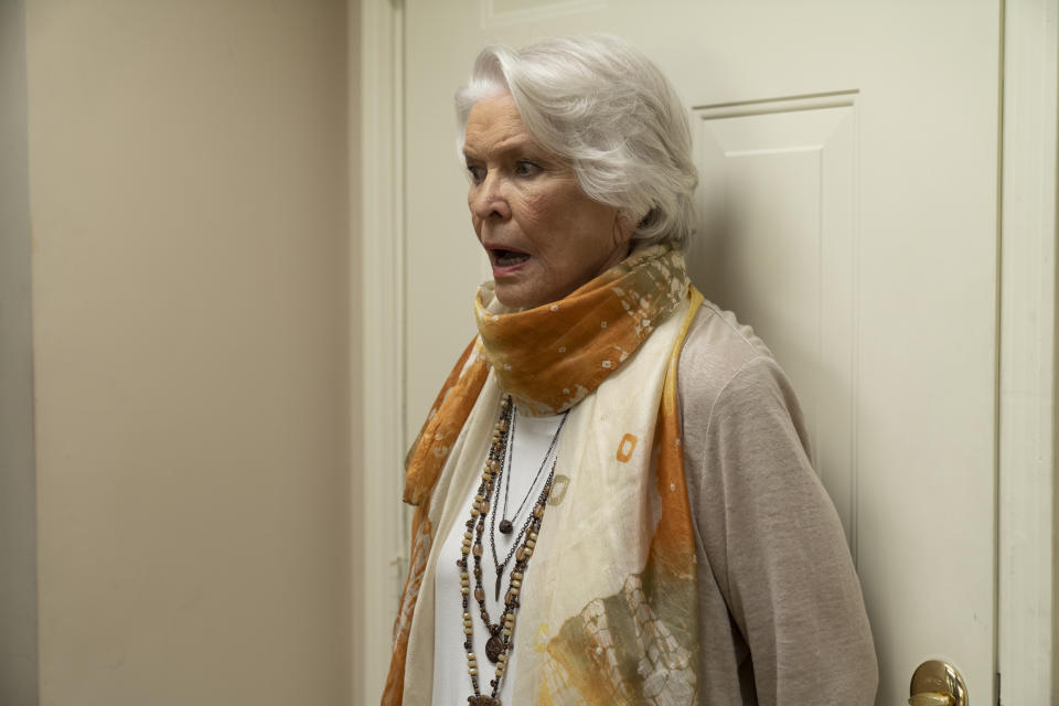 En esta imagen difundida por Gravitas Ventures, Ellen Burstyn en una escena de "Queen Bees". (Gravitas Ventures vía AP)