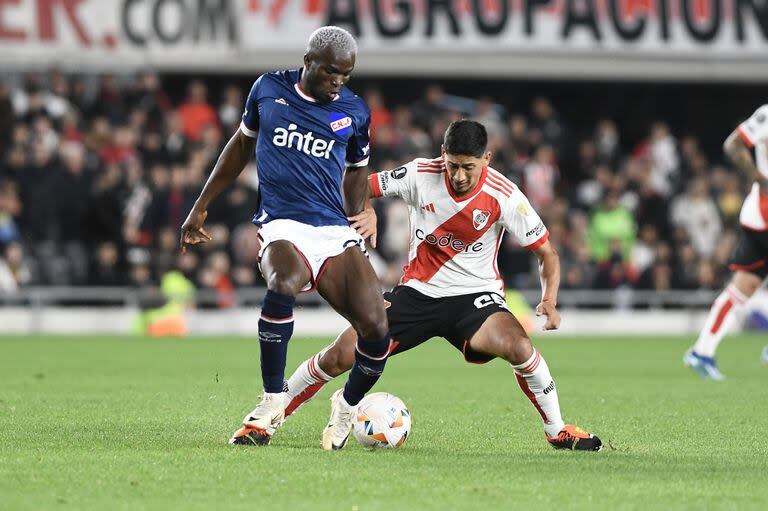 River se va al descanso al frente en el marcador