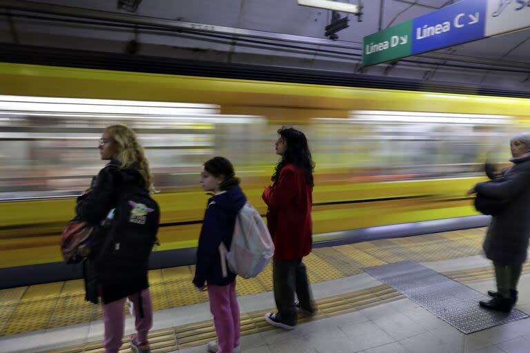 Pasajeros afectados por el paro en todas las líneas de Subte