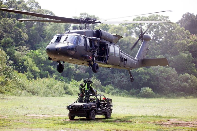 陸軍UH-60M黑鷹直升機。（圖／內政部提供)