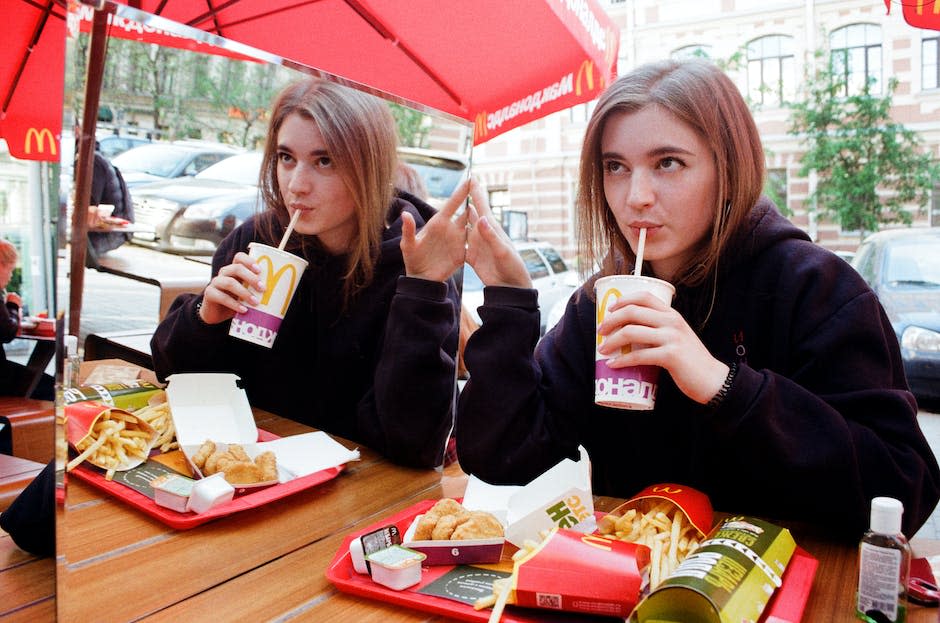 Foto De Una Mujer Comiendo En Mc Donald's