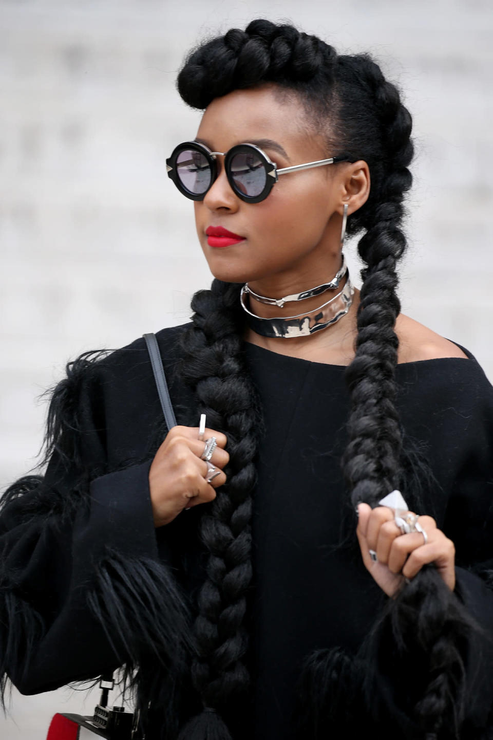 Très lookée, Janelle Monae se fait des tresses XXL. Elles débutent haut sur sa tête pour donner encore plus de style à l’ensemble. 