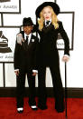 <p>Algunas famosas no solo siguen esta moda con sus hijas, sino también con sus pequeños. Así acudió Madonna a una entrega de los Premios Grammy junto a David Banda. ¿A quién le quedaba mejor el traje y el sombrero? (Foto: Gtres). </p>